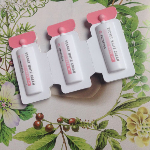 Dung Dịch Làm Hồng và Se Khít Vùng Kín Amusecos Secret White Cream Rose Oil‎