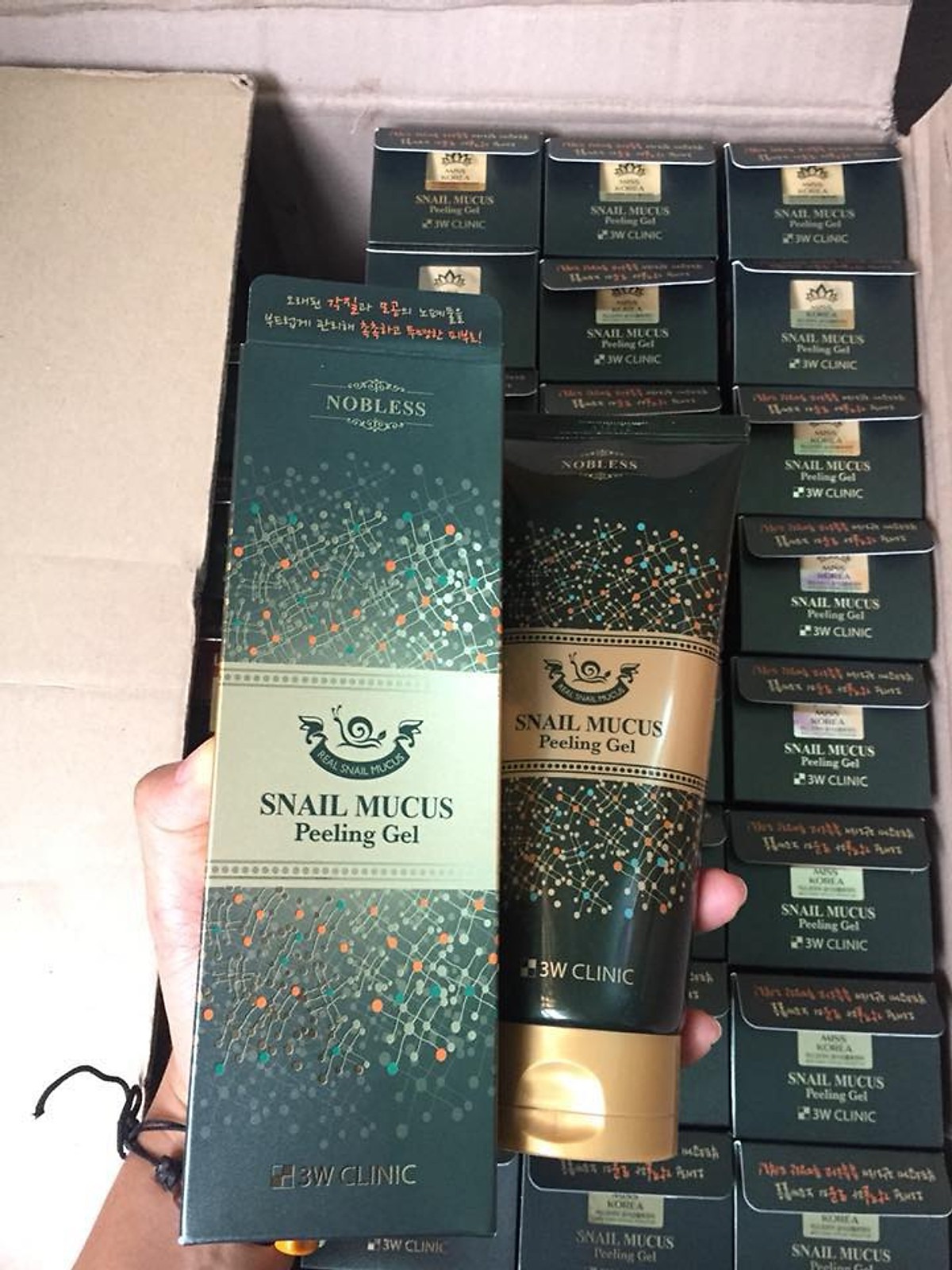 Gel Tẩy Tế Bào Chết Ốc Sên Snail Mucus Peeling Gel 3W Clinic