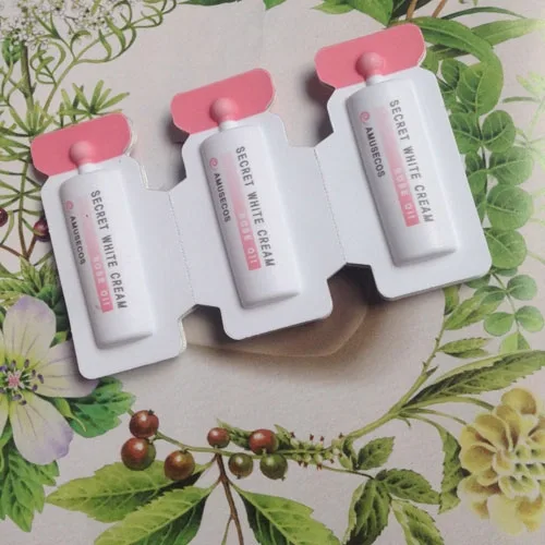 Dung Dịch Làm Hồng và Se Khít Vùng Kín Amusecos Secret White Cream Rose Oil‎